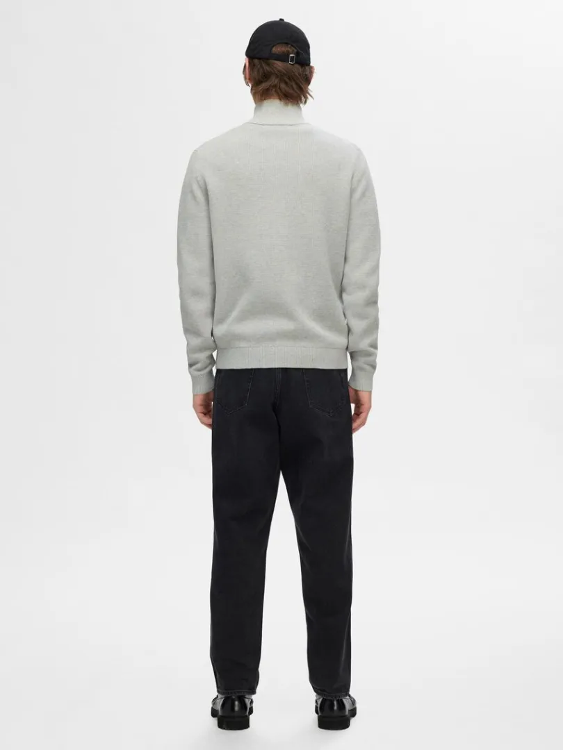 hj_hals_med_lynls_strikke_5.webp Strik>SELECTED HØJ HALS MED LYNLÅS STRIKKET CARDIGAN Grey