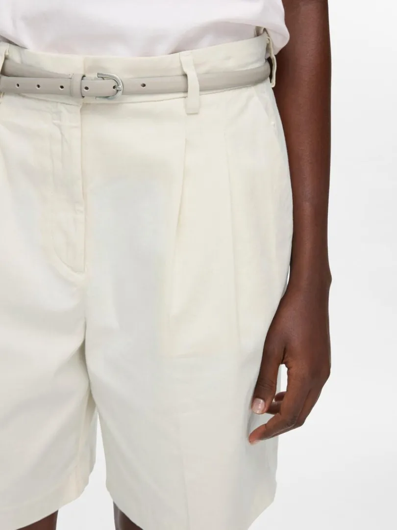 hjtaljet_chinoshorts_4.webp Shorts>SELECTED HØJTALJET CHINOSHORTS Beige