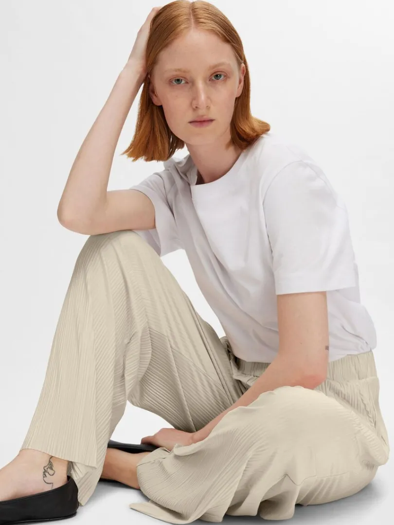 hjtaljet_pliss_bukser_2-1.webp Bukser>SELECTED HØJTALJET PLISSÉ BUKSER Beige