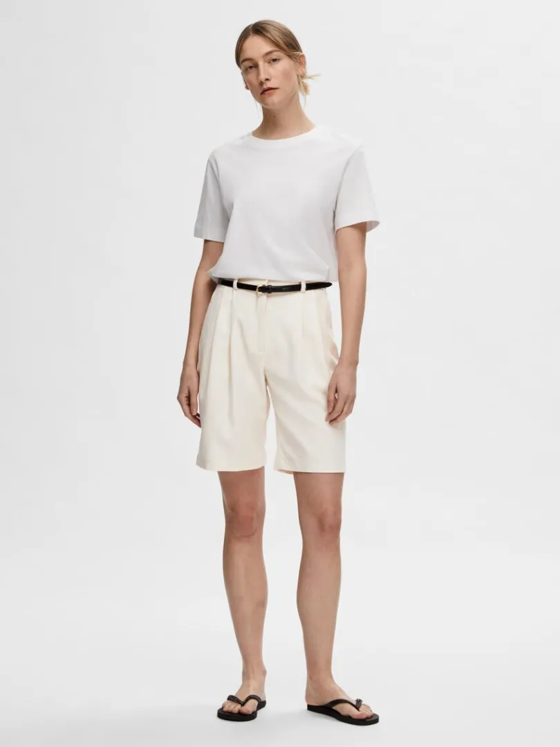 hjtaljet_shorts_2.webp Shorts>SELECTED HØJTALJET SHORTS Beige