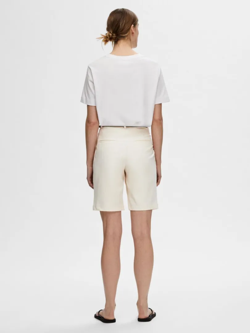 hjtaljet_shorts_5.webp Shorts>SELECTED HØJTALJET SHORTS Beige