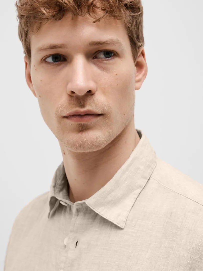 hr_kortrmet_skjorte_3.webp Skjorter>SELECTED 100% HØR KORTÆRMET SKJORTE Beige