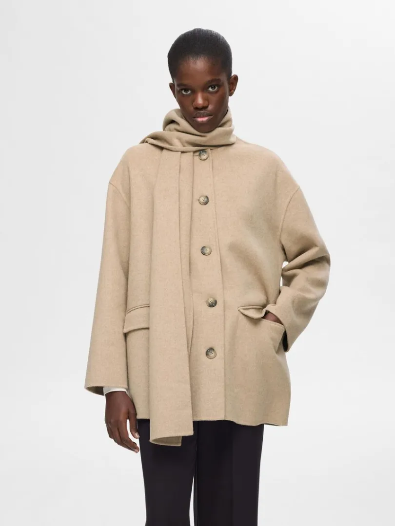indbygget_halstrklde_jakk_0-1.webp Overtøj>SELECTED INDBYGGET HALSTØRKLÆDE JAKKE Beige