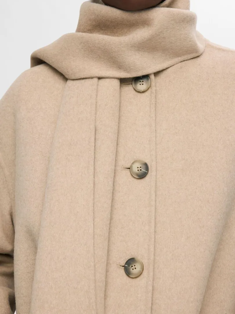 indbygget_halstrklde_jakk_3-1.webp Overtøj>SELECTED INDBYGGET HALSTØRKLÆDE JAKKE Beige