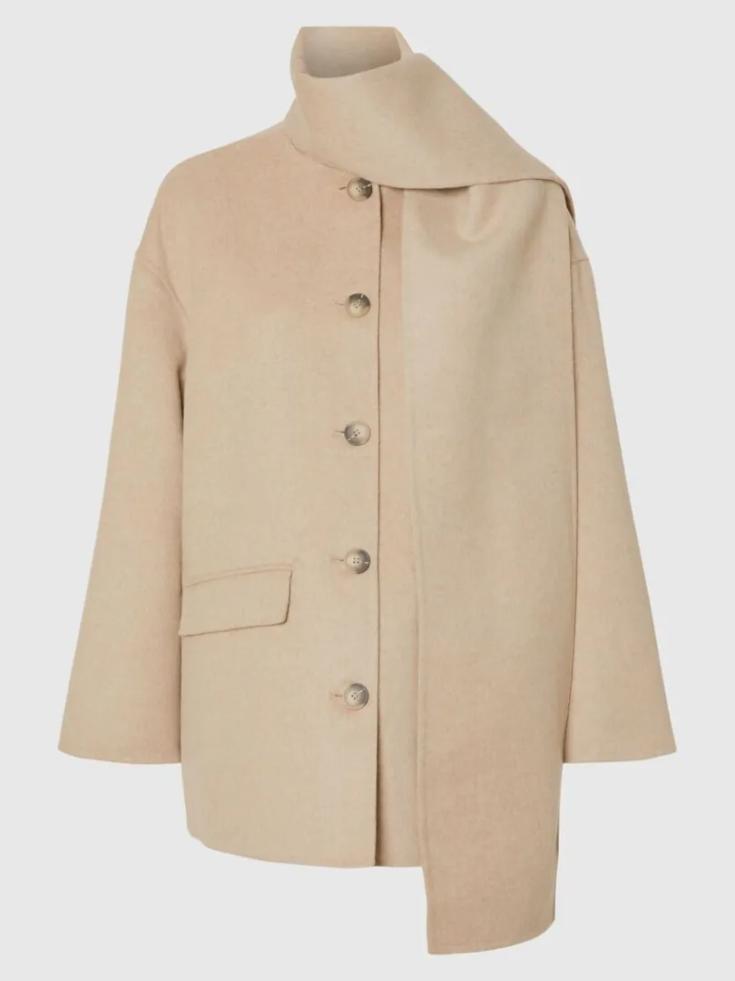indbygget_halstrklde_jakk_5-1.webp Overtøj>SELECTED INDBYGGET HALSTØRKLÆDE JAKKE Beige