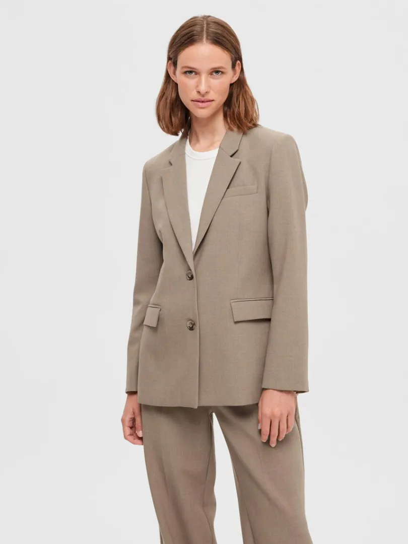 klassisk_enkeltradet_blaz_0.webp Jakkesæt & Blazers>SELECTED KLASSISK ENKELTRADET BLAZER Brown