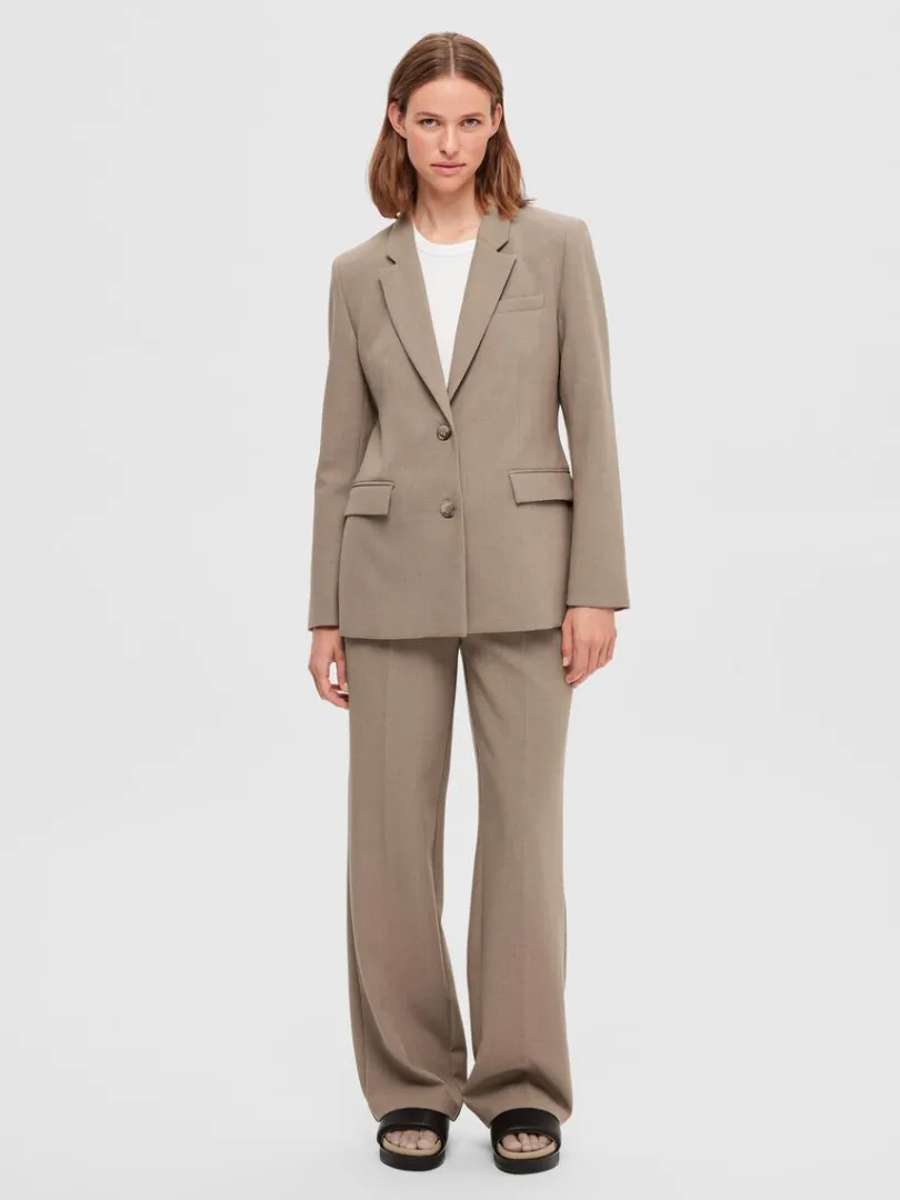 klassisk_enkeltradet_blaz_1.webp Jakkesæt & Blazers>SELECTED KLASSISK ENKELTRADET BLAZER Brown