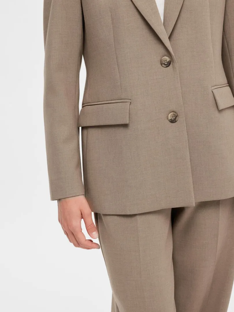 klassisk_enkeltradet_blaz_3.webp Jakkesæt & Blazers>SELECTED KLASSISK ENKELTRADET BLAZER Brown