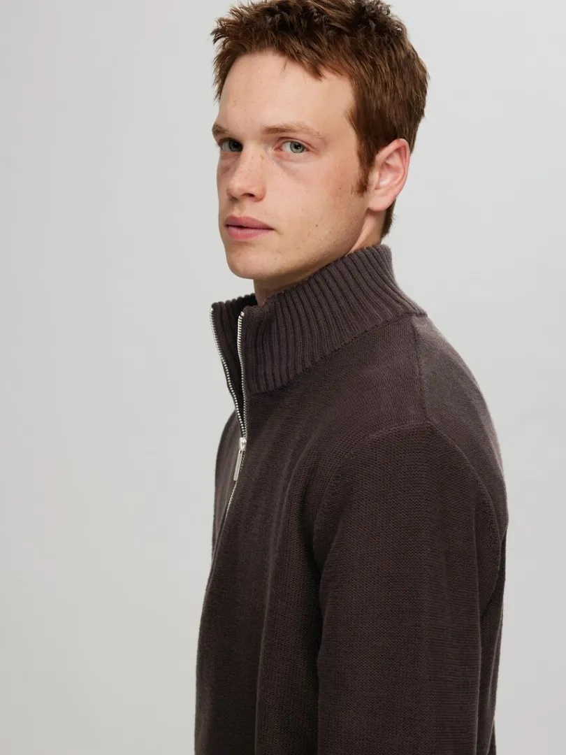 kort_lynls_pullover_2-10.webp Strik>SELECTED KORT LYNLÅS PULLOVER Brown