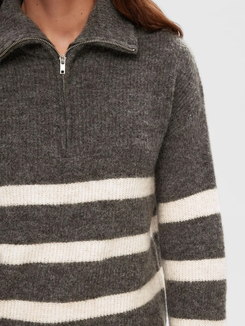 kort_lynls_pullover_3-4.webp Strik>SELECTED KORT LYNLÅS PULLOVER Grey