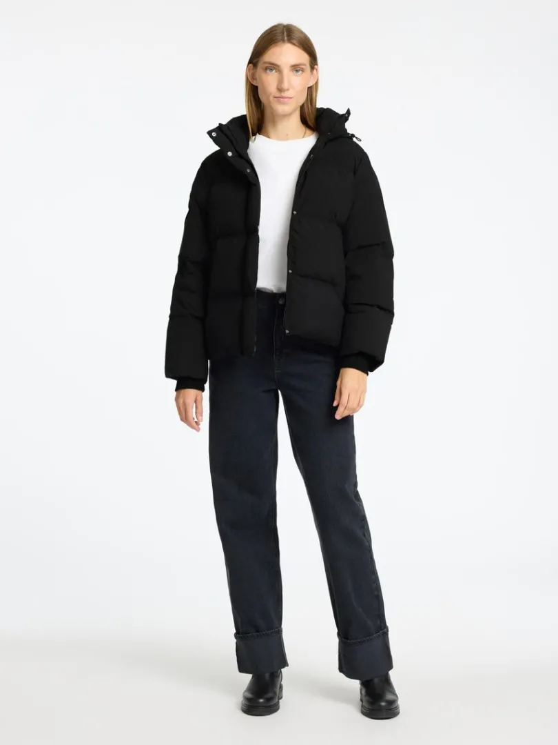 kort_pufferjakke_1.webp Overtøj>SELECTED KORT PUFFERJAKKE Black