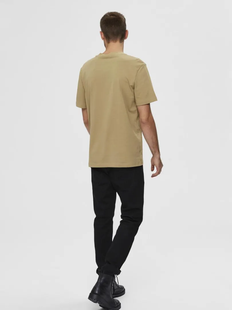 kortrmet_afslappet_fit_ts_4-4.webp T-shirts>SELECTED KORTÆRMET AFSLAPPET FIT T-SHIRT Brown