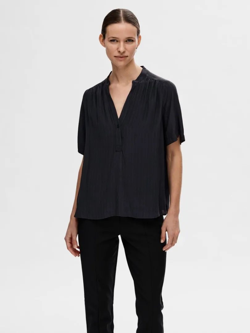 kortrmet_bluse_0-1.webp Toppe Og Bluser>SELECTED KORTÆRMET BLUSE Blue