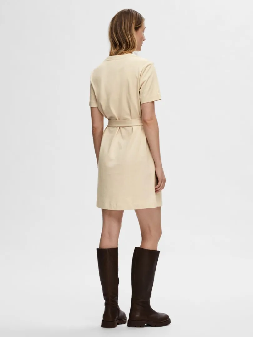 kortrmet_kort_kjole_4-2.webp Kjoler>SELECTED KORTÆRMET KORT KJOLE Beige