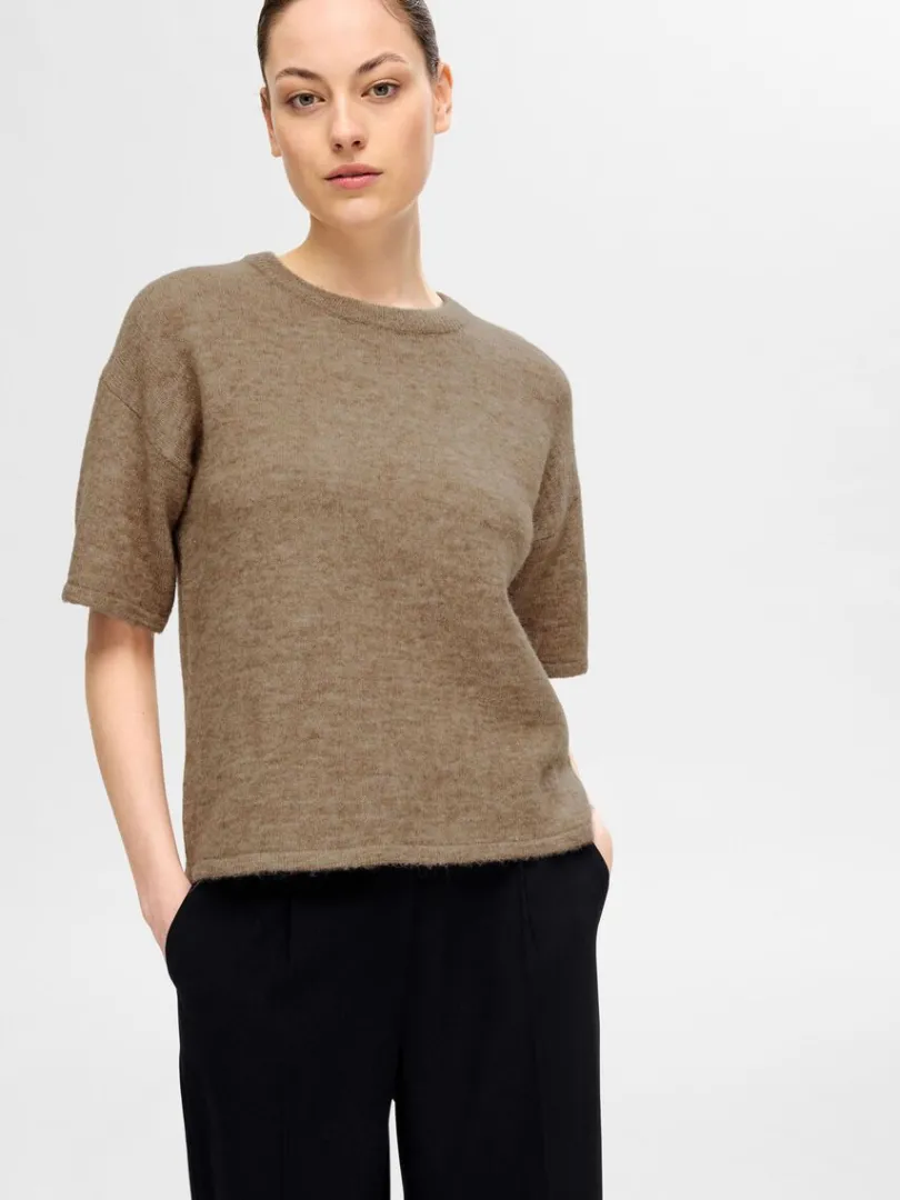 kortrmet_strikket_top_2-13.webp Strik>SELECTED KORTÆRMET STRIKKET TOP Brown