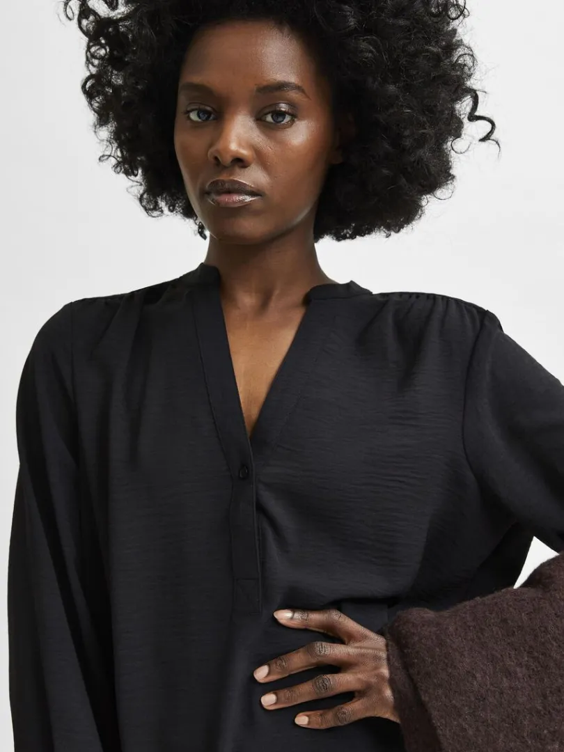 langrmet_bluse_2-1.webp Toppe Og Bluser>SELECTED LANGÆRMET BLUSE Black