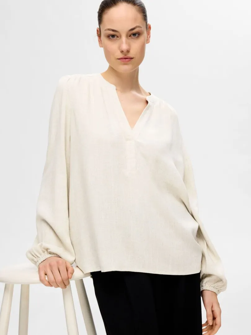 langrmet_bluse_2-4.webp Toppe Og Bluser>SELECTED LANGÆRMET BLUSE Beige