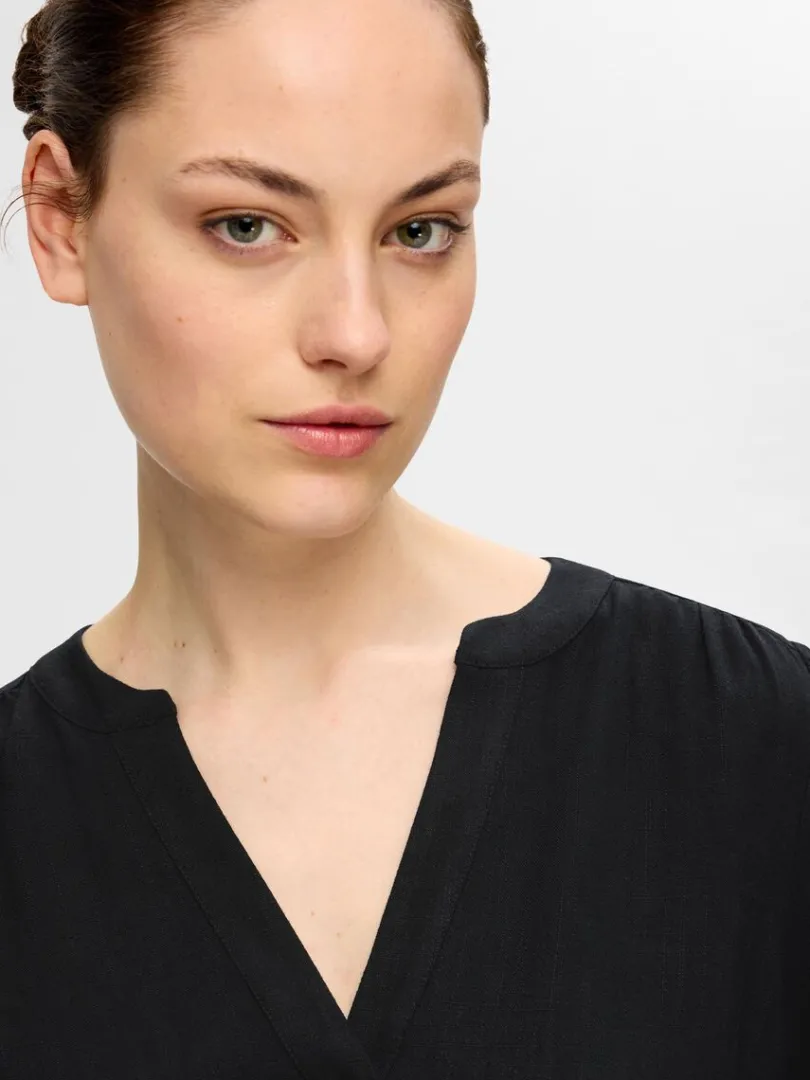 langrmet_bluse_4-5.webp Toppe Og Bluser>SELECTED LANGÆRMET BLUSE Black