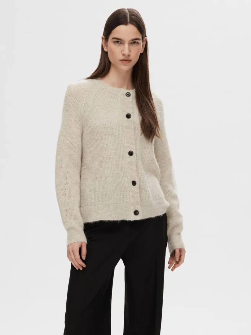 langrmet_cardigan_0-14.webp Strik>SELECTED LANGÆRMET CARDIGAN Beige