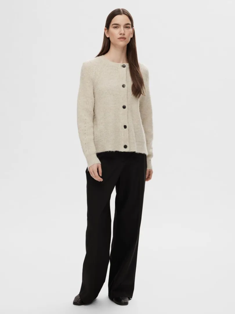 langrmet_cardigan_1-11.webp Strik>SELECTED LANGÆRMET CARDIGAN Beige