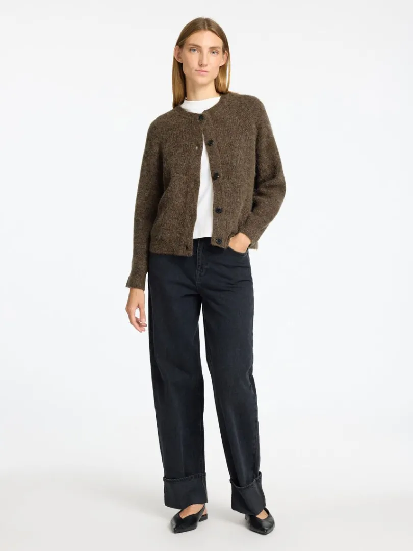 langrmet_cardigan_1.webp Strik>SELECTED LANGÆRMET CARDIGAN Brown
