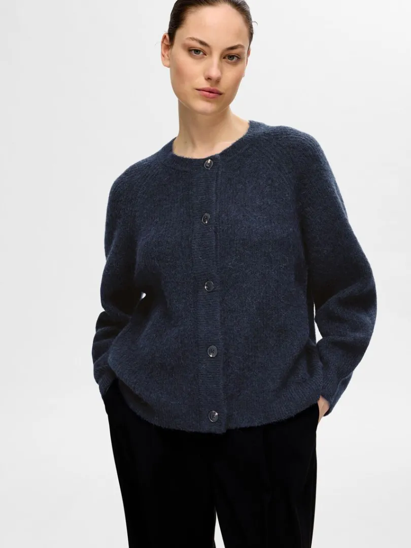 langrmet_cardigan_2-10.webp Strik>SELECTED LANGÆRMET CARDIGAN Blue