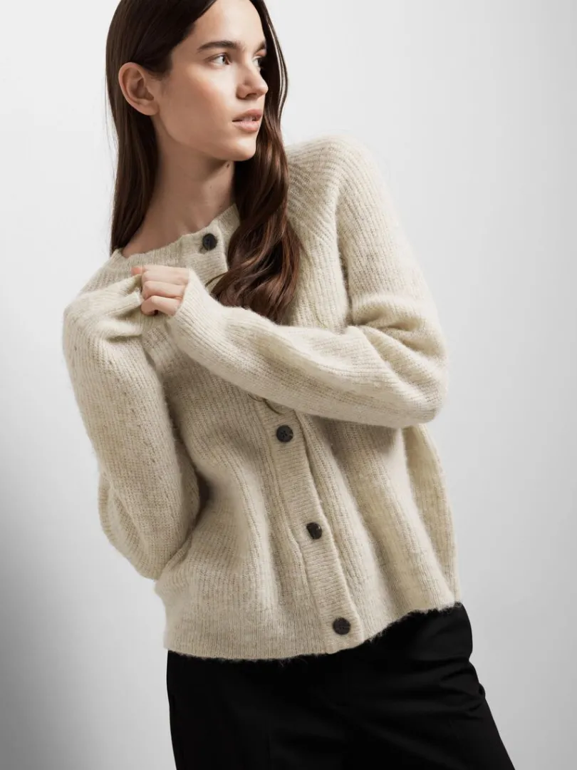 langrmet_cardigan_2-11.webp Strik>SELECTED LANGÆRMET CARDIGAN Beige