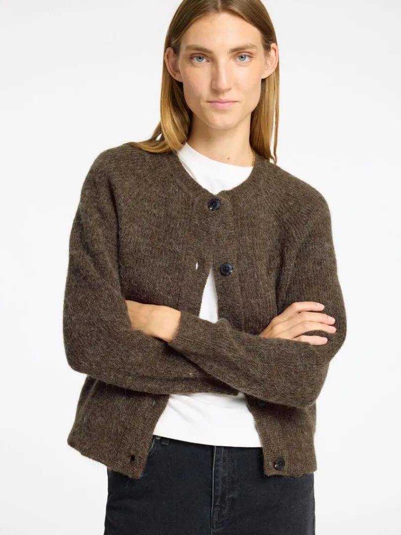 langrmet_cardigan_2.webp Strik>SELECTED LANGÆRMET CARDIGAN Brown