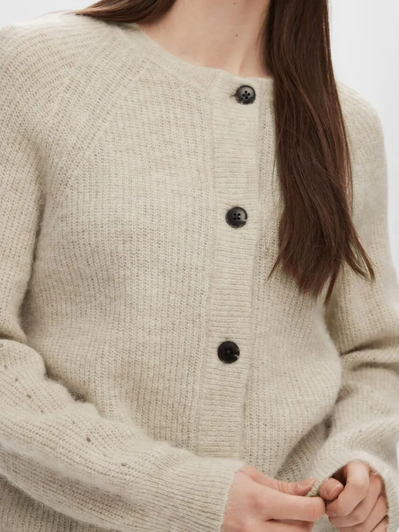 langrmet_cardigan_3-11.webp Strik>SELECTED LANGÆRMET CARDIGAN Beige