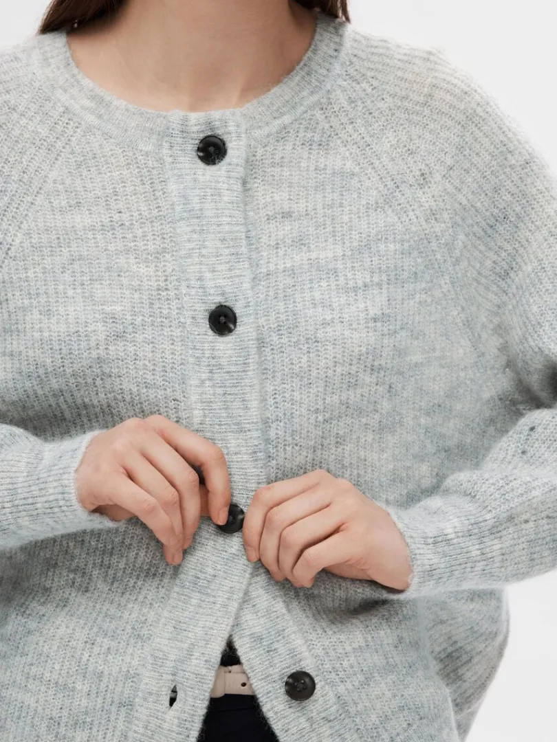 langrmet_cardigan_3-12.webp Strik>SELECTED LANGÆRMET CARDIGAN Grey