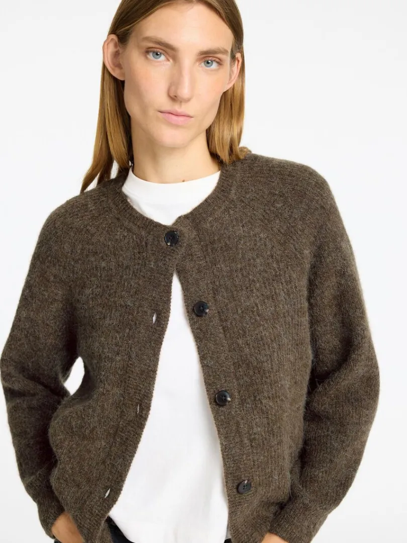 langrmet_cardigan_3.webp Strik>SELECTED LANGÆRMET CARDIGAN Brown