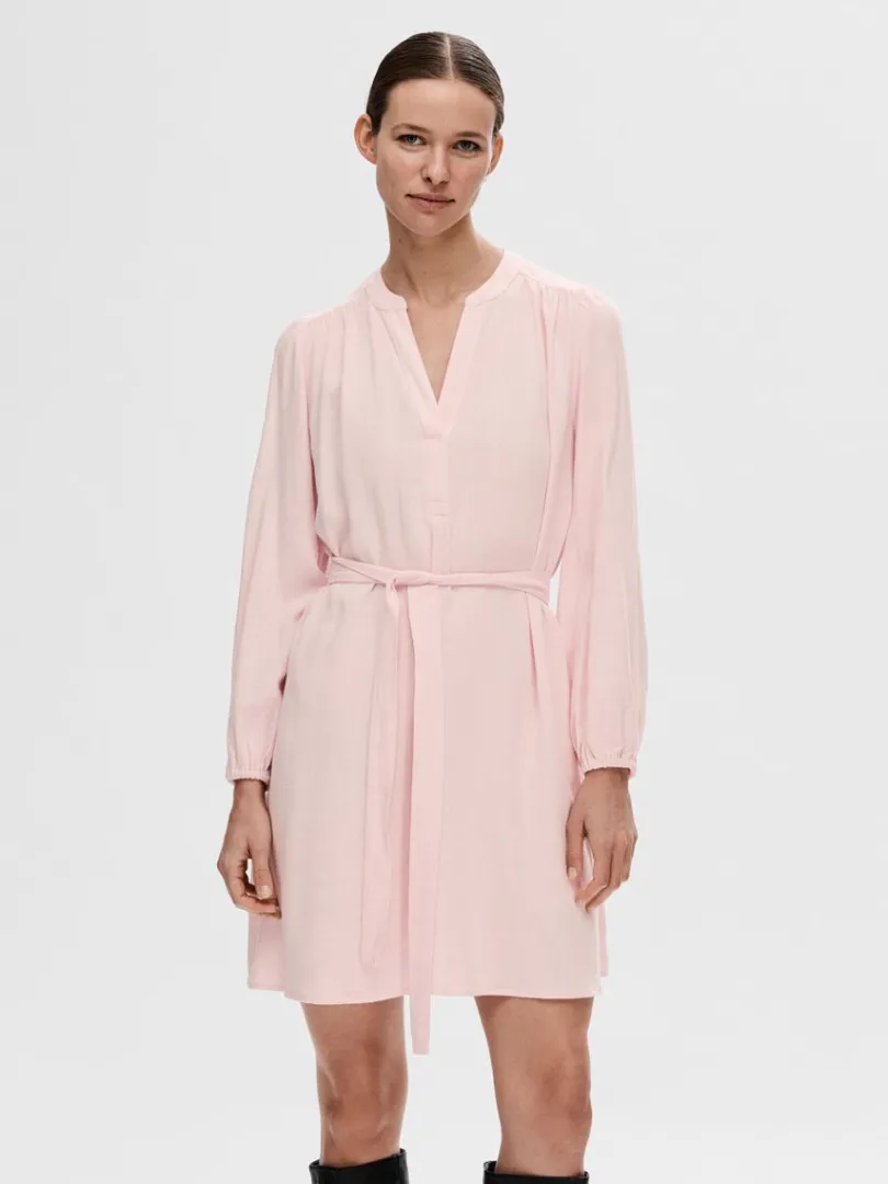 langrmet_kort_kjole_0-6.webp Kjoler>SELECTED LANGÆRMET KORT KJOLE Pink