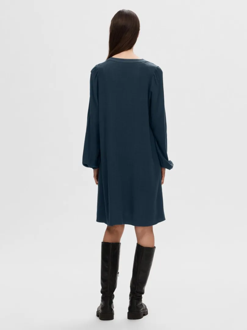 langrmet_kort_kjole_4-7.webp Kjoler>SELECTED LANGÆRMET KORT KJOLE Blue
