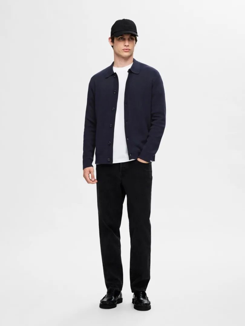 langrmet_polo_cardigan_1-1.webp Strik>SELECTED LANGÆRMET POLO CARDIGAN Blue