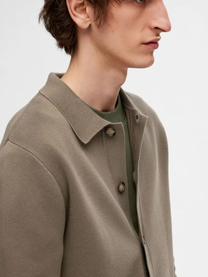 langrmet_polo_cardigan_3.webp Strik>SELECTED LANGÆRMET POLO CARDIGAN Brown