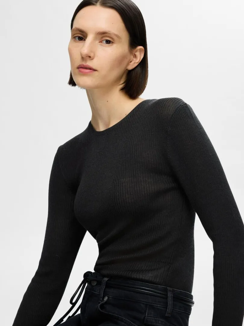 langrmet_strikket_top_2-3.webp Strik>SELECTED LANGÆRMET STRIKKET TOP Black