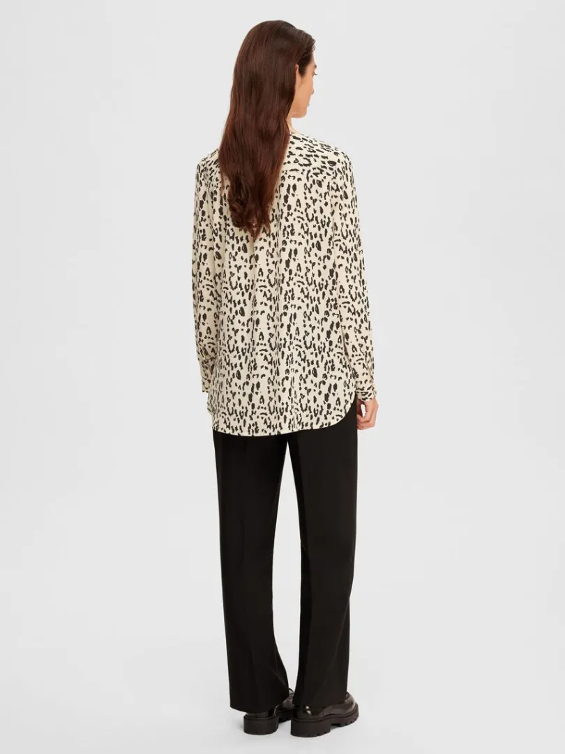 leopardprint_skjorte_1.webp Skjorter>SELECTED LEOPARDPRINT SKJORTE Beige