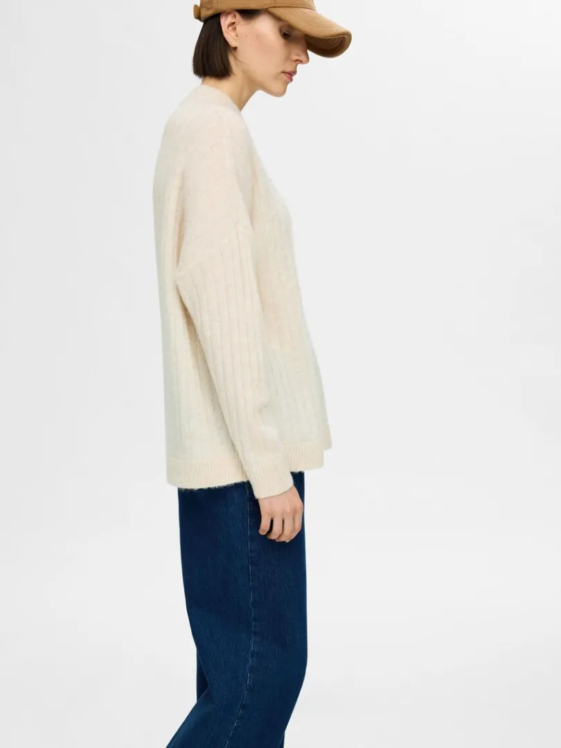 loose_fit_striktrje_2-1.webp Strik>SELECTED LOOSE FIT STRIKTRØJE Beige