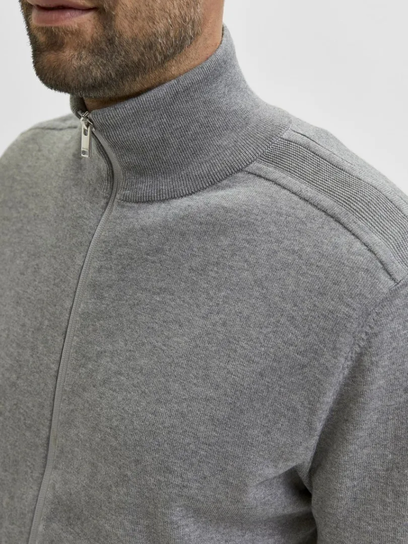 lynls_cardigan_3-4.webp Strik>SELECTED LYNLÅS CARDIGAN Grey