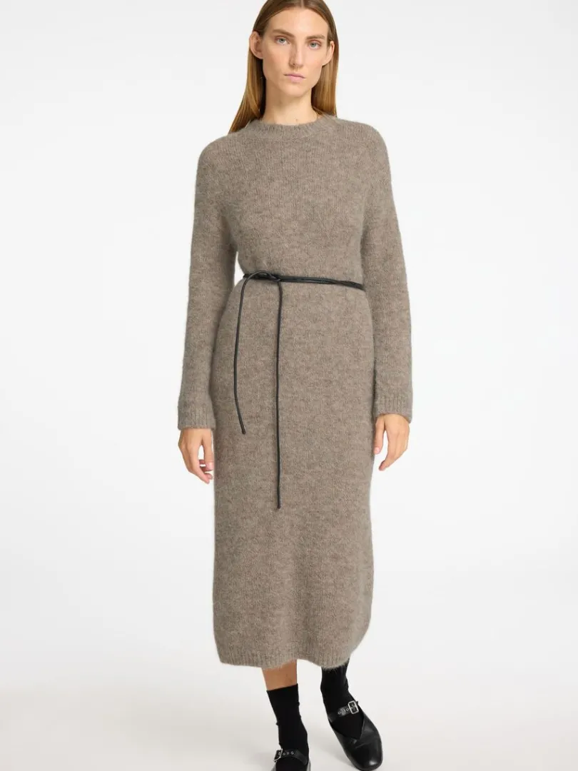 maxi_strikket_kjole_2.webp Kjoler | Strik>SELECTED MAXI STRIKKET KJOLE Grey