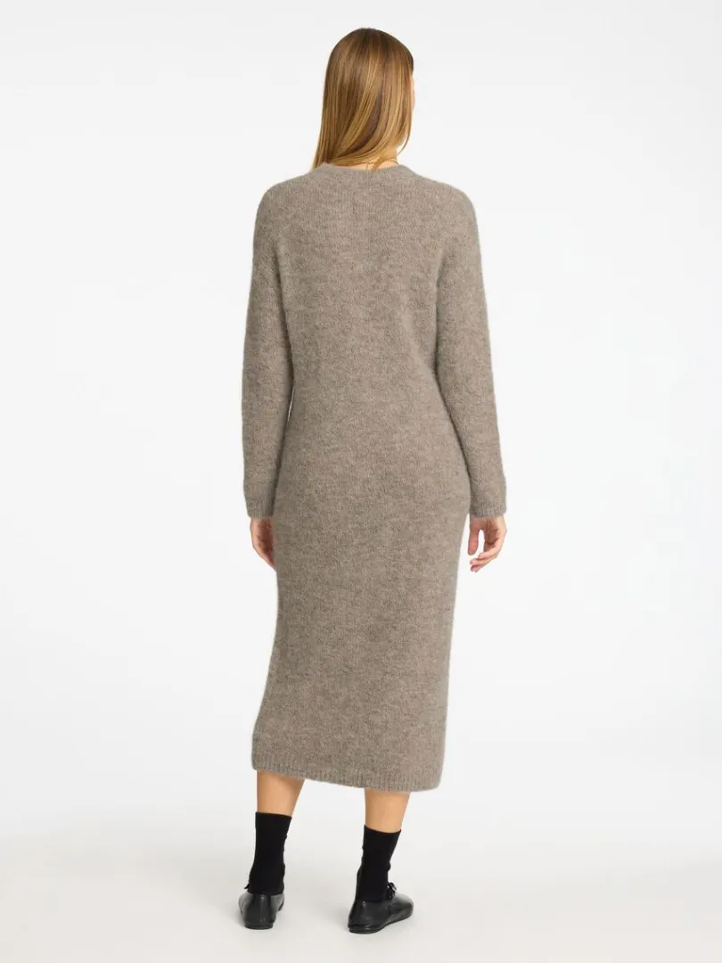 maxi_strikket_kjole_4.webp Kjoler | Strik>SELECTED MAXI STRIKKET KJOLE Grey