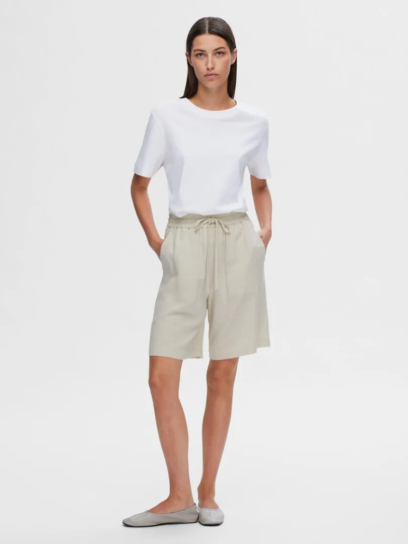 mellemhj_talje_shorts_2.webp Shorts>SELECTED MELLEMHØJ TALJE SHORTS Beige