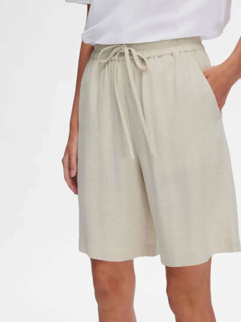 mellemhj_talje_shorts_4.webp Shorts>SELECTED MELLEMHØJ TALJE SHORTS Beige