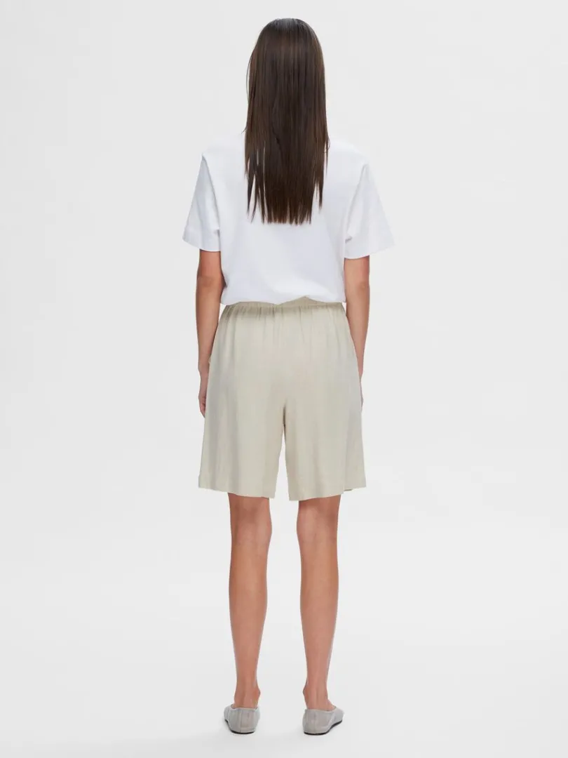 mellemhj_talje_shorts_5.webp Shorts>SELECTED MELLEMHØJ TALJE SHORTS Beige