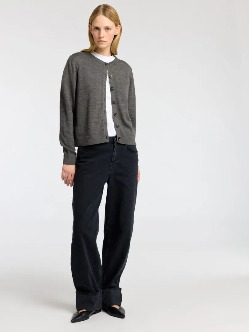 merinould_cardigan_2-1.webp Strik>SELECTED 100% MERINOULD CARDIGAN Grey