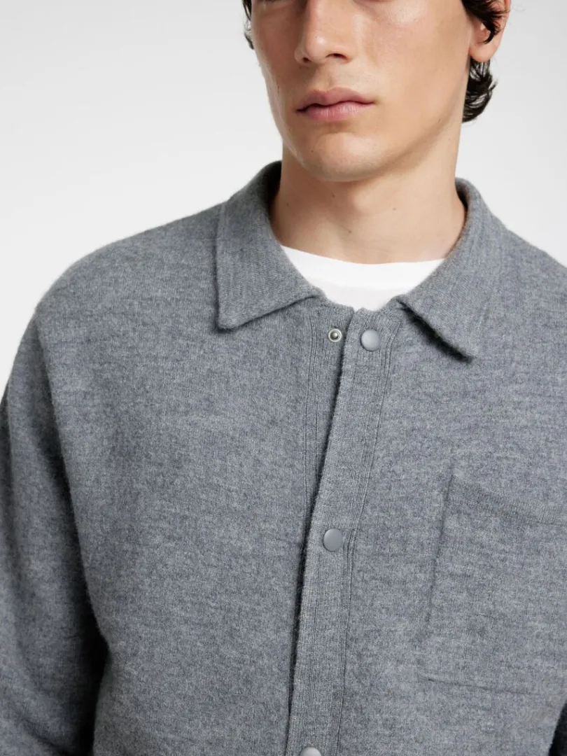 merinould_cardigan_3-5.webp Strik>SELECTED 100% MERINOULD CARDIGAN Grey