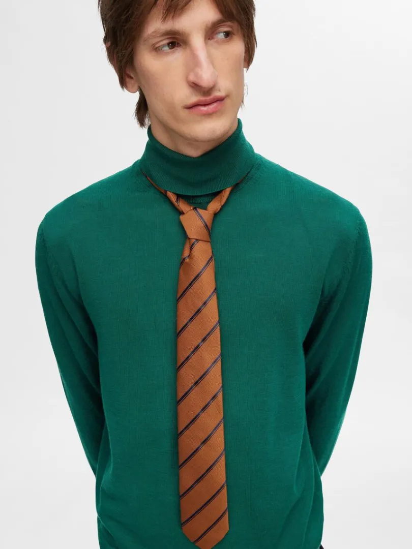 merinould_rullekrave_2-2.webp Strik>SELECTED 100% MERINOULD RULLEKRAVE Green
