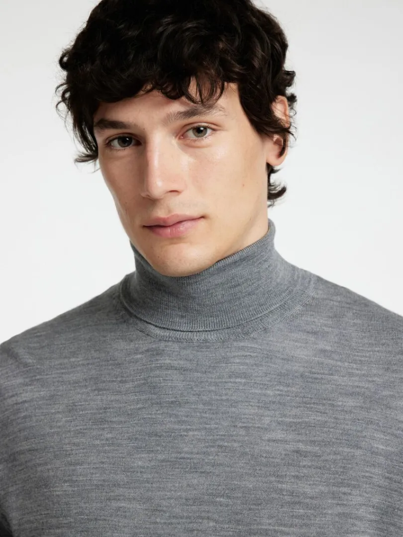 merinould_rullekrave_3-4.webp Strik>SELECTED 100% MERINOULD RULLEKRAVE Grey