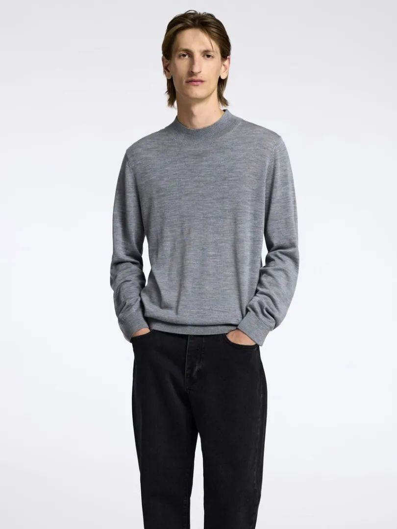 merinould_sweater_med_hj_0.webp Strik>SELECTED 100% MERINOULD SWEATER MED HØJ HALS Grey