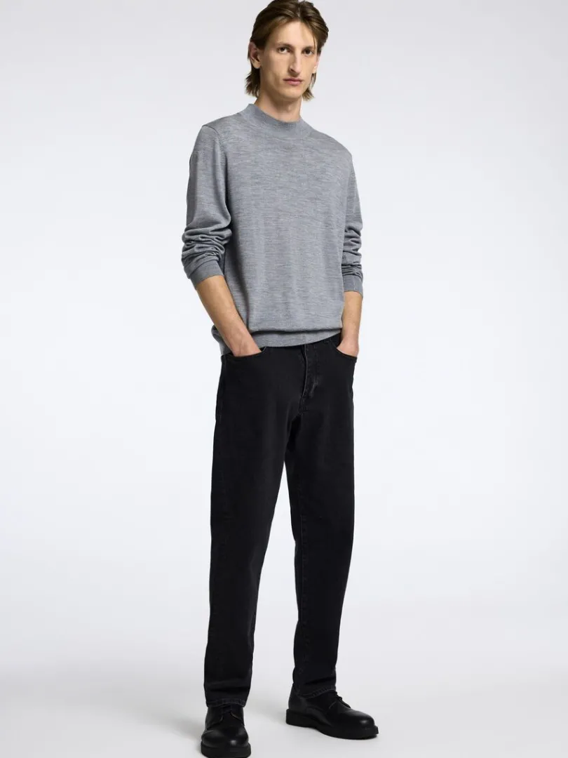 merinould_sweater_med_hj_2.webp Strik>SELECTED 100% MERINOULD SWEATER MED HØJ HALS Grey
